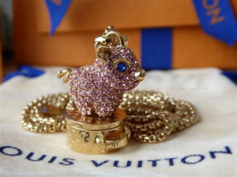 louis vuitton pig necklace